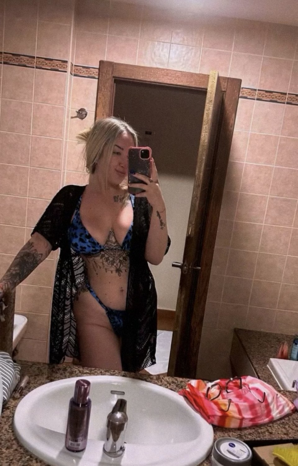 Cathy,la mejor milf de toda canarias,muy puta muy zorra y muy guarra en la cama #ggXErjsE